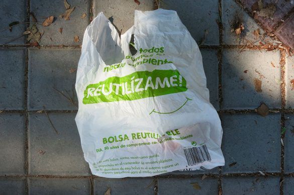 ¿Se está aplicando la normativa de cobrar las bolsas de plástico en España?