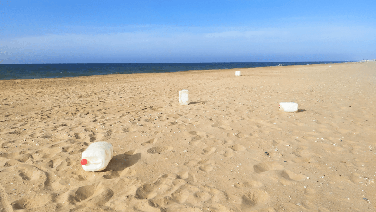 Bidones abandonados en la playa