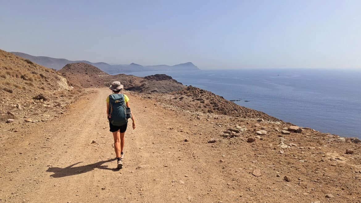 Caminando por Cabo de Gata durante el proyecto Un océano sin plástico