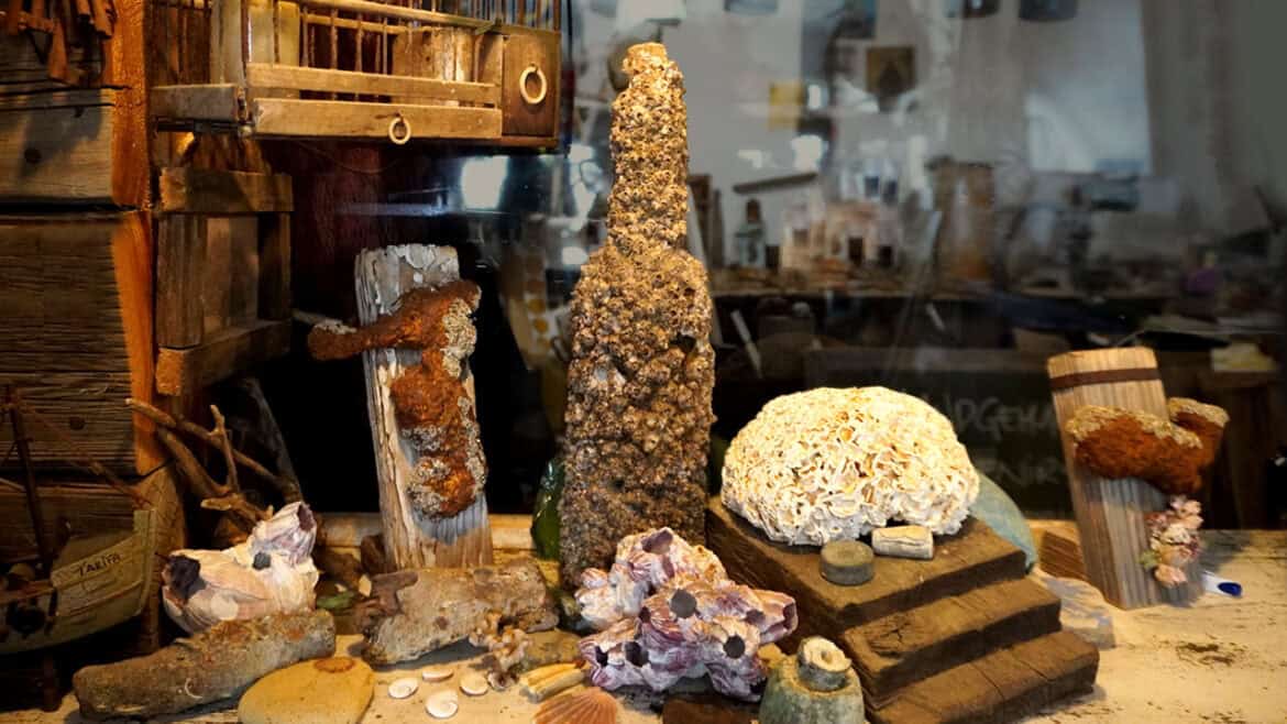 Mensaje en botella sin abrir que Hauke Burger encontró en la playa y tiene en la Galería del mar