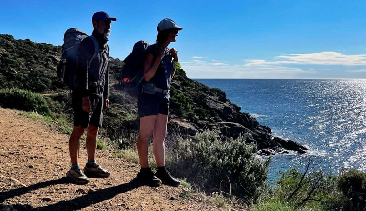 Patri y Fer durante Un océano sin plástico, viaje en el que recorrieron toda la costa de la península caminando.