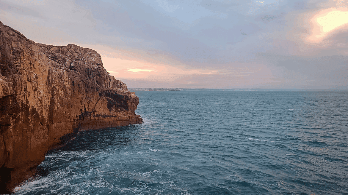 Uno de los acantilados por los que pasados durante el viaje.