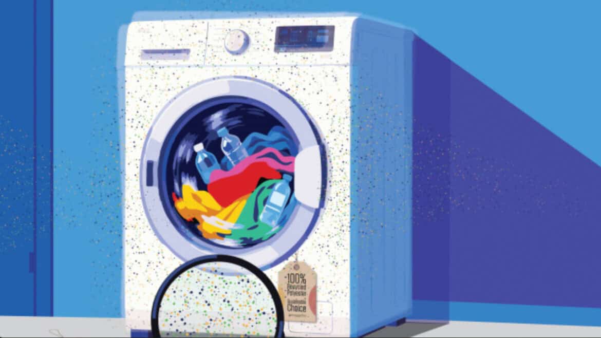 Lavadora de carga frontal con ropa de colores y botellas de plástico en su interior, expuesta en una habitación luminosa con fondo azul y una etiqueta en la que se lee "100% Plastic Waste Collected & Reused" (100% residuos plásticos recogidos y reutilizados), destacando la circularidad y el poliéster reciclado.