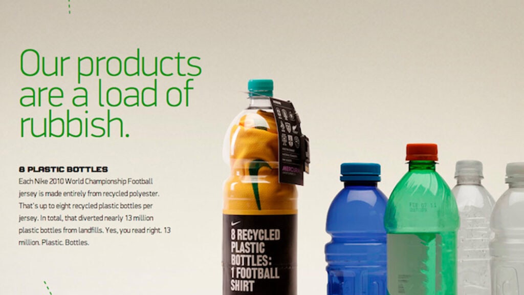 Una selección de botellas de plástico, una de ellas con una camiseta amarilla enrollada, con un texto que explica que Nike utiliza poliéster reciclado de botellas para fabricar camisetas de fútbol, promoviendo la circularidad en la ropa deportiva.