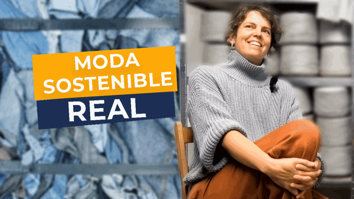 Mujer sonriente con jersey gris sentada frente a estanterías con rollos de tela apilados; el texto reza "Moda Sostenible Real" sobre un fondo de tela vaquera doblada, destacando el reciclaje de vaqueros.