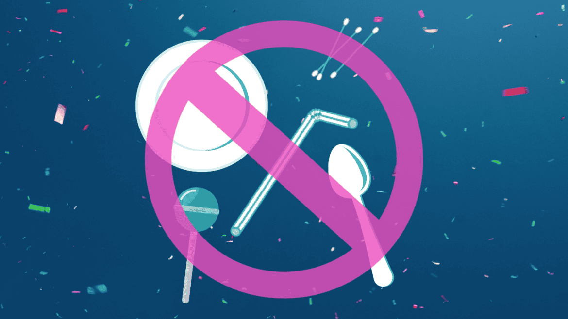 Un símbolo tachado sobre objetos de plástico desechables -incluidos un plato, una pajita, una cuchara y un palo de piruleta- ilustra la Directiva europea sobre plásticos de un solo uso, sobre un fondo azul con confeti.