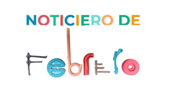 Texto "Noticiero de Febrero" con "Febrero" deletreado utilizando varios objetos y juguetes de colores sobre fondo blanco, con un juguetón borrador automático entre los objetos para añadir creatividad.
