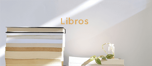 Pila de libros sobre una superficie blanca con una pequeña planta y un tarro de cristal al lado. La palabra "Libros" aparece en el fondo.