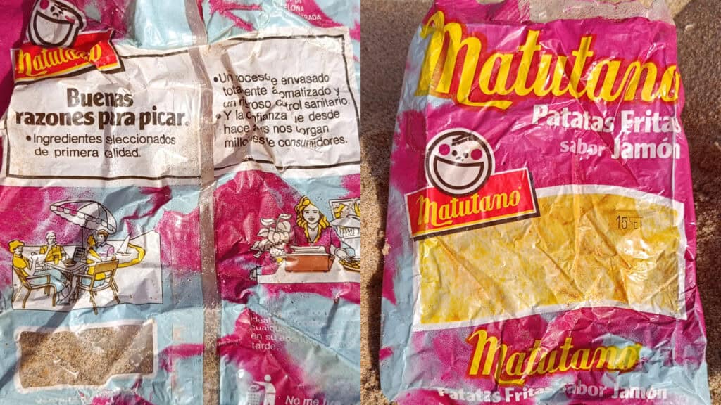 Dos bolsas arrugadas y vacías de Patatas Matutano de los años 80 en español -una blanca y azul con ilustraciones, la otra rosa y amarilla- muestran un desgaste visible y el texto descolorido.