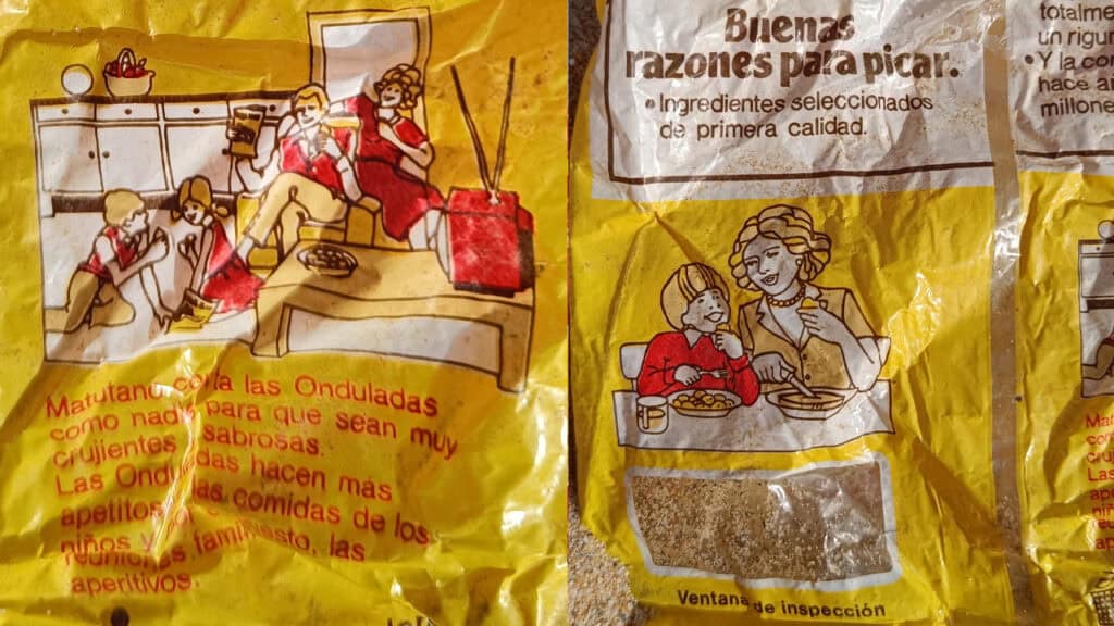 Las ilustraciones de familias comiendo juntas aparecen en los envases amarillos de los aperitivos Patatas Matutano de los años 80, con textos en español que destacan la calidad y los ingredientes del producto.