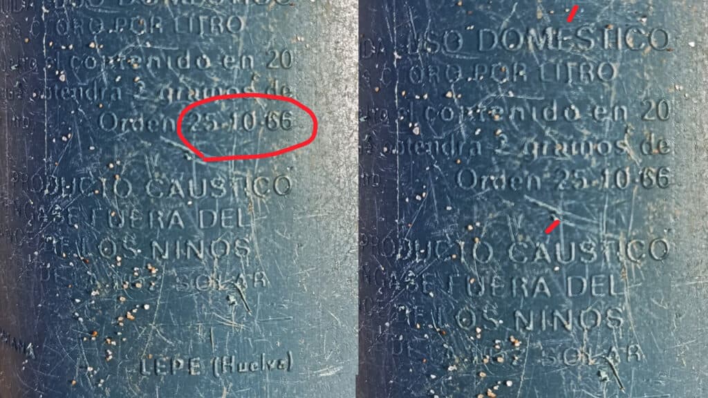 Primer plano de una superficie metálica azul desgastada con texto en español grabado en relieve en blanco y "25.10.66" rodeado de un círculo rojo a la izquierda y sin rodear a la derecha, que evoca la sensación de un borrador automático en funcionamiento.