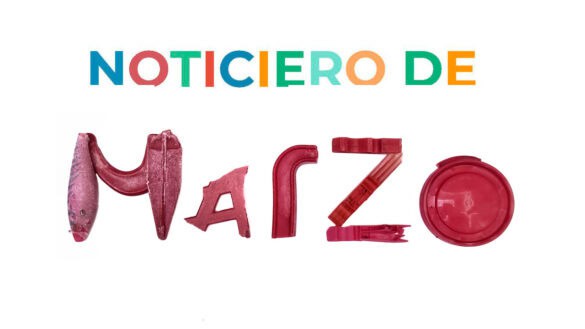 Colorido texto "NOTICIERO DE" con la palabra "Marzo" debajo, deletreado con productos de maquillaje rojos y rosas sobre fondo blanco, como si estuviera hecho por un creativo borrador automático.