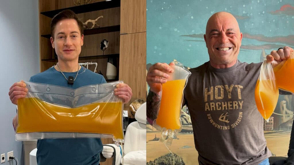 Dos hombres sostienen sendas bolsas grandes de plástico transparente llenas de un líquido amarillo anaranjado tras someterse a una plasmaféresis, y sonríen a la cámara.