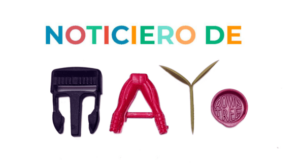 La imagen reza "NOTICIERO DE MAYO", con "MAYO" deletreado de forma creativa utilizando varios objetos -un clip negro, un juguete rojo, un brote verde y un sello rojo de caramelo "ROWNTREE"- que recuerdan a un divertido diseño de borrador automático.