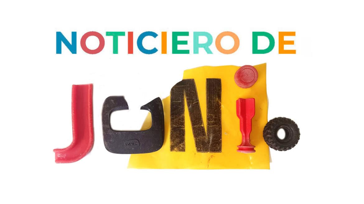 Logotipo con el texto «NOTICIERO DE» en letras de colores sobre la palabra «JONI», formada con objetos variados, sobre un fondo blanco. Presenta el estilo «plasticariano» del Noticiero para junio de 2026.
