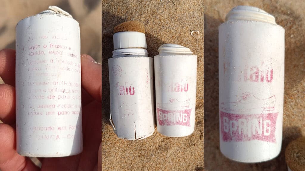 Tres vistas de una botella blanca desgastada, con texto rojo descolorido y el dibujo de un zapato, parcialmente enterrada en la arena, en las que se aprecian la parte frontal, la botella abierta y detalles en primer plano: una escena que recuerda al resultado de un «borrador automático» capturado por las mareas.