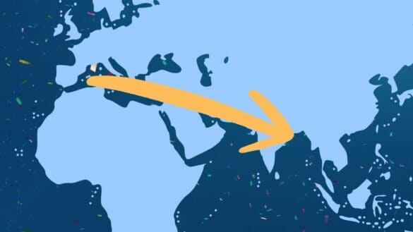 Una flecha amarilla apunta desde Europa Occidental hacia Asia Meridional en un mapa simplificado de Europa, África y Asia, que ilustra el recorrido de los residuos plásticos y sensibiliza sobre la contaminación entre continentes.