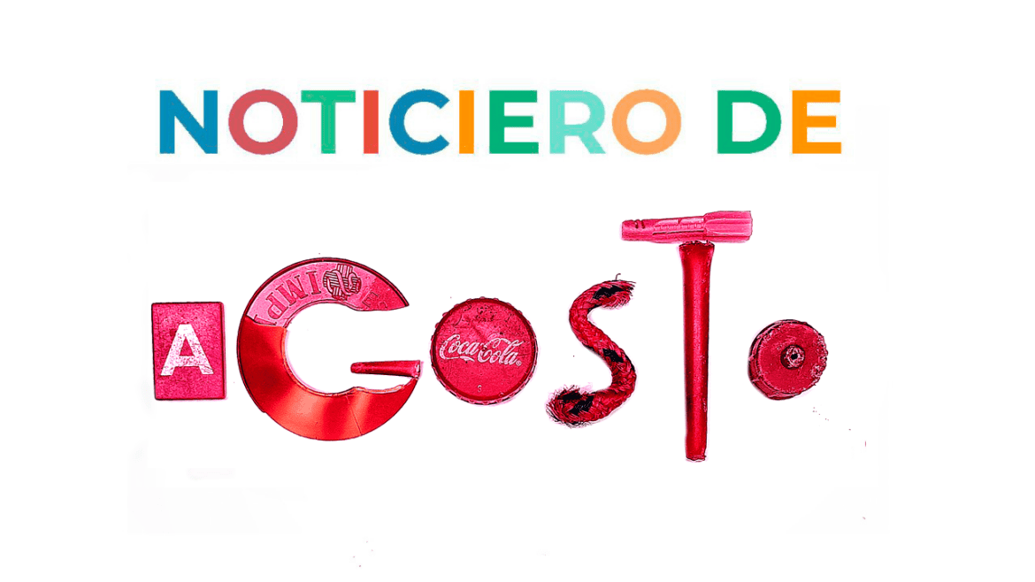 Texto a todo color «NOTICIERO PLASTICARIANO DE» sobre la palabra «AGOSTO 2026», que se ha formado de forma creativa utilizando diversos objetos rojos y logotipos de productos sobre un fondo blanco.