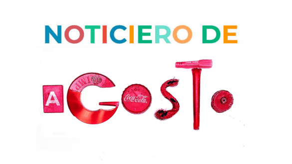 Texto a todo color «NOTICIERO PLASTICARIANO DE» sobre la palabra «AGOSTO 2026», que se ha formado de forma creativa utilizando diversos objetos rojos y logotipos de productos sobre un fondo blanco.
